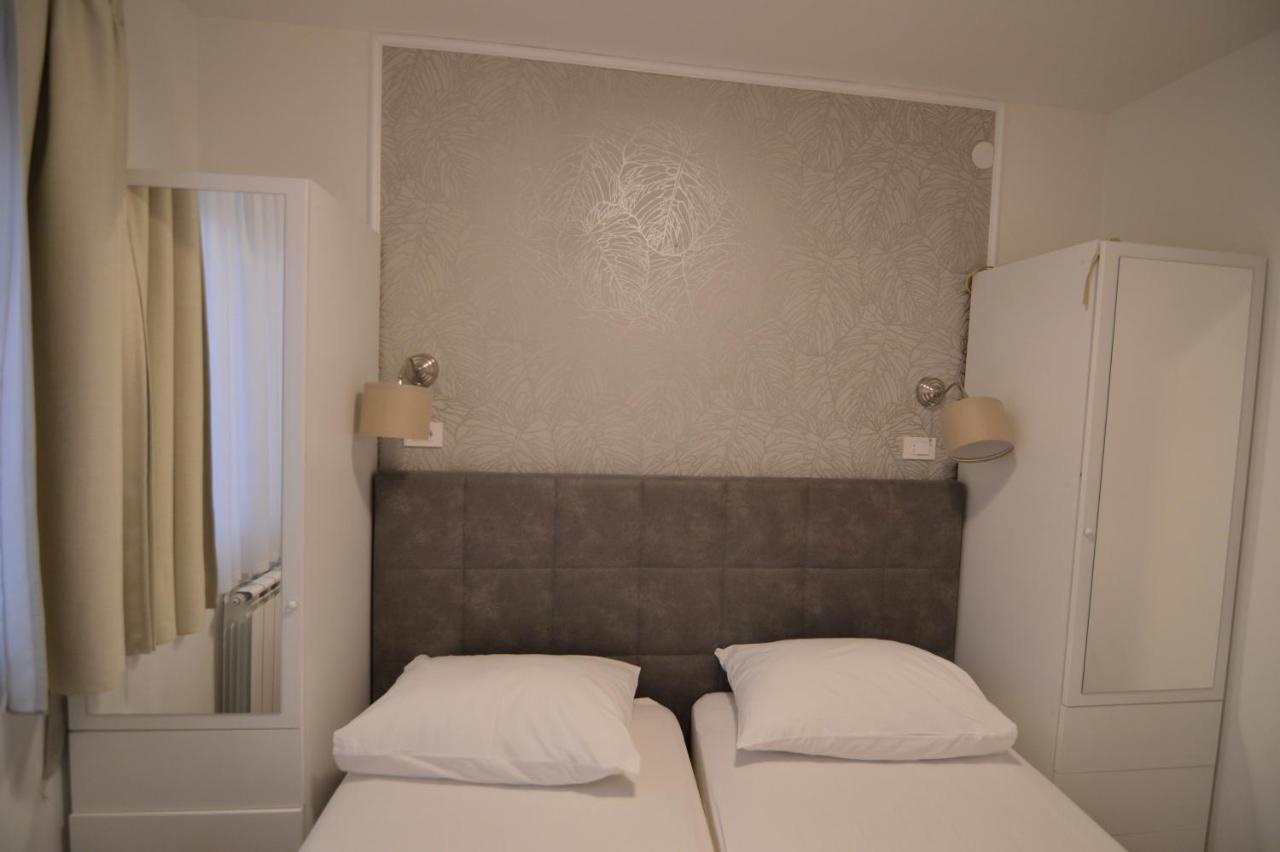 Apartments By The Sea Starigrad, Paklenica - 16421 エクステリア 写真