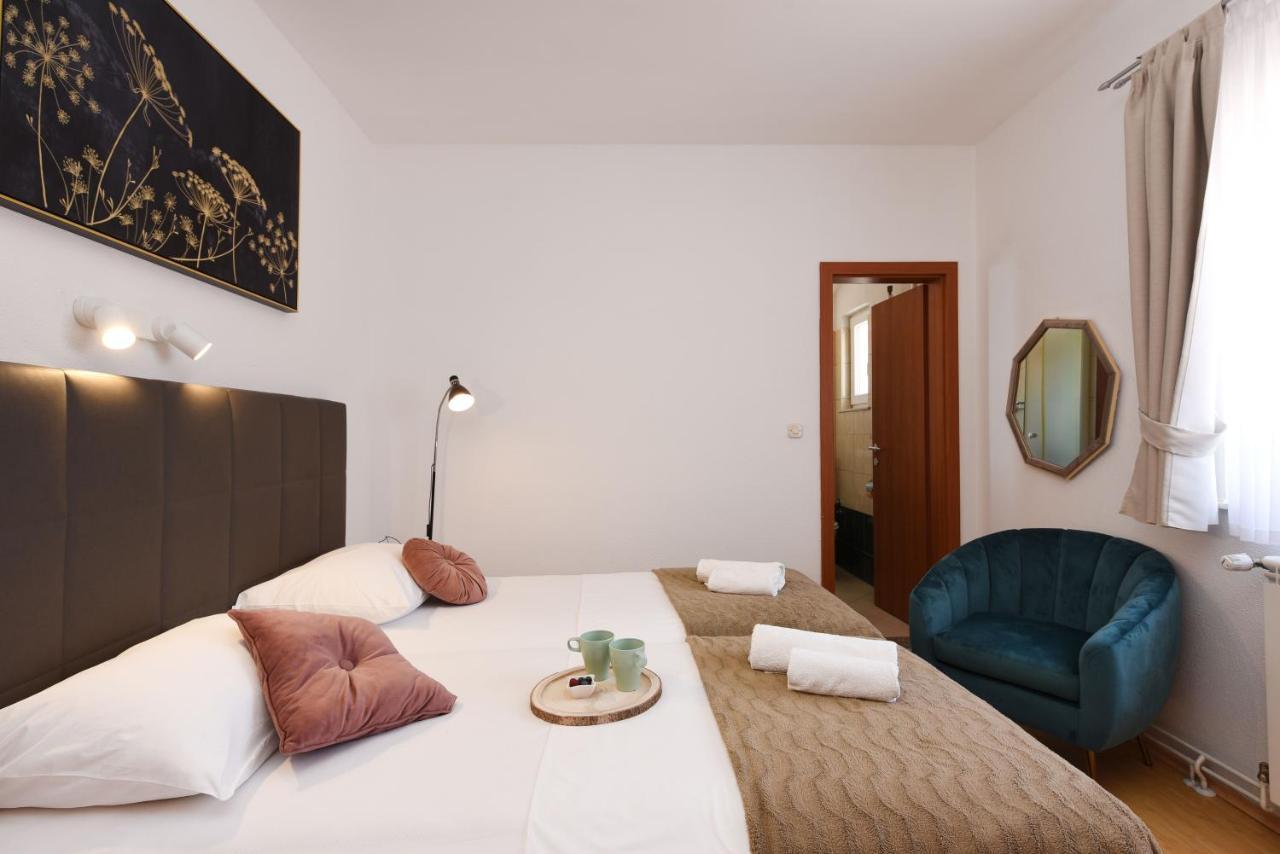 Apartments By The Sea Starigrad, Paklenica - 16421 エクステリア 写真